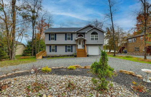 Lakefront Pocono Retreat with Hot Tub and Movie Hub - Foto 4