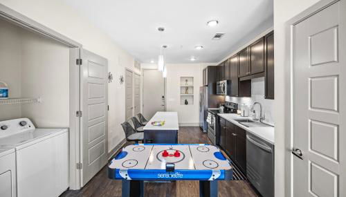 Stylish 1BR Retreat with Pool & Gym - Foto 2