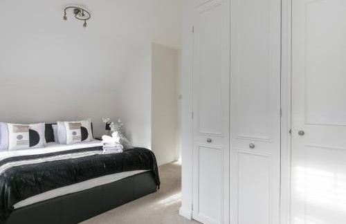 Idyllic Home in Picturesque Village of Wraysbury - Pass the Keys - Foto 26