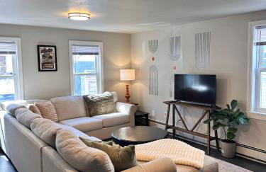 Bright 2-Bedroom Apartment in Federal Hill with Parking, Walk to Atwells Ave - Foto 1
