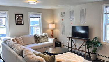Bright 2-Bedroom Apartment in Federal Hill with Parking, Walk to Atwells Ave - Foto 1
