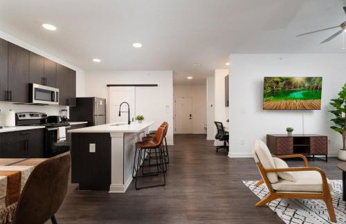 Sunrise Glow Spacious 2BR 2BA 2 King Beds Gym WFH - Foto 7