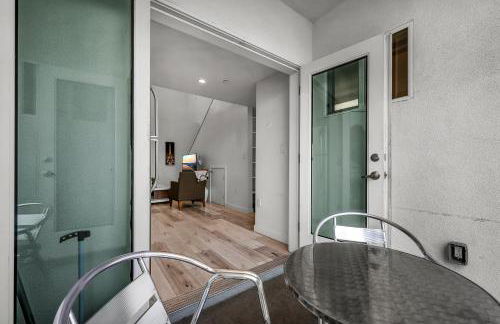 Modern 1-Bedroom Loft in Hollywood with Parking, WiFi & Hollywood Sign View - Foto 15