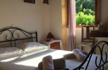 Country traditional house in Corfu village, Greece - Photo 13