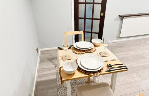 Spacious Luton Airport Accommodation - Perfect for Contractors, Families, Tourists & Long Stays - Foto 48