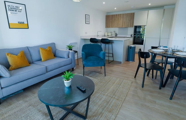 Luxury Manchester Apartment - Yellow - Photo 3