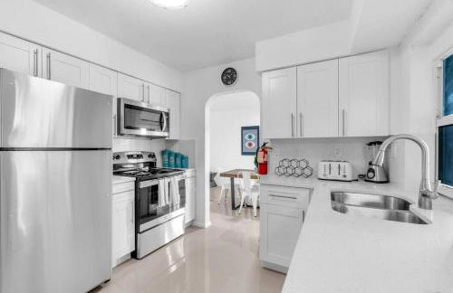 Hidden Gem 4 Bedroom Home with Private Pool & Game Room - Photo 7