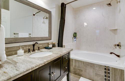 Hot Tub and Outdoor Kitchen Stylish Home in Bryan - Foto 18