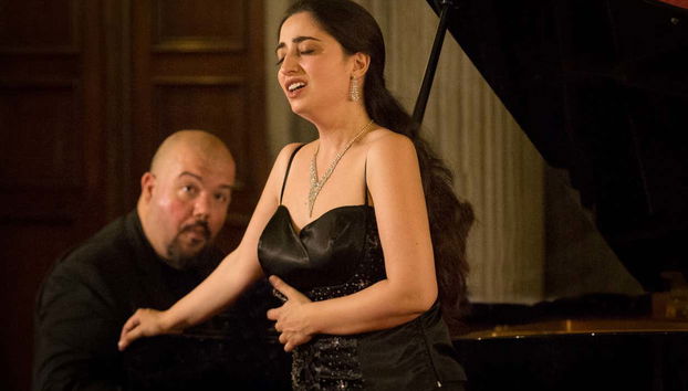 Une chanteuse qui montre sa voix