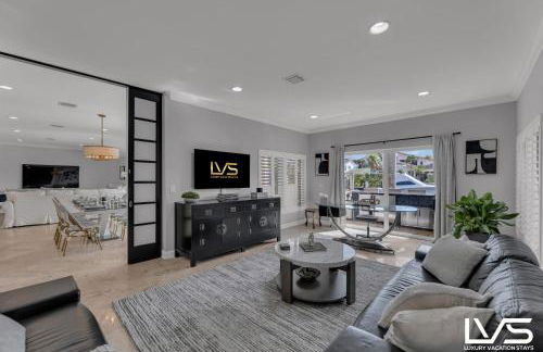 New Royal 80ft Waterfront Wlk2Beach HotPool Spa KitchenBBQ - Foto 48