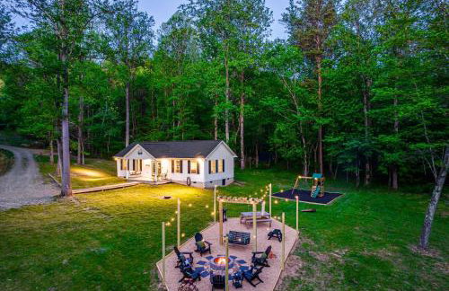 NEW! Shenandoah family & dog friendly cabin - 5 min walk river with private river access, BBQ, playground, fire pit - Foto 12