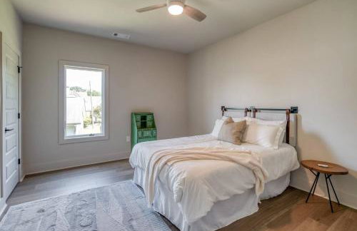 6BR Lakefront Private Dock & Bonfire Sleeps 12 - Foto 50