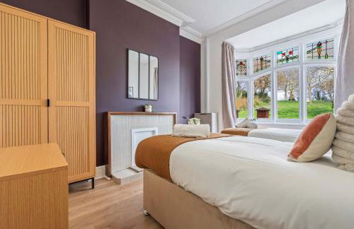 Charming and Spacious Home in Cradley Heath by 53 Degrees Property Sleeps 8 - Foto 14