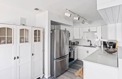 New Renovated 5BD Home with Hot Tub Sauna & Game Rm - Foto 18