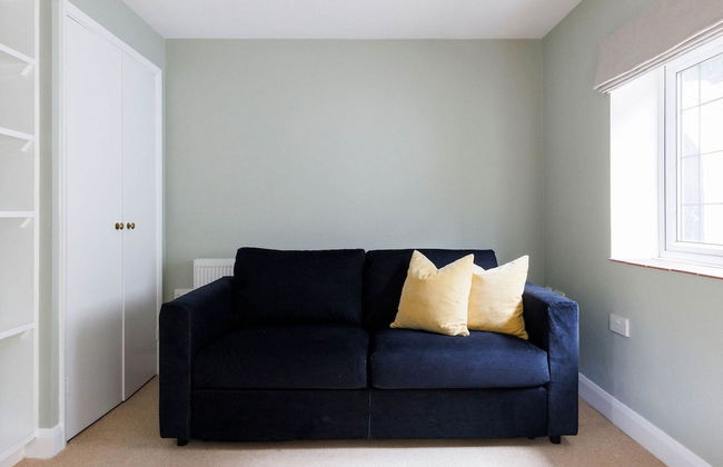 Charming Beach Getaway - Spacious 4BR Sunny Garden - Foto 17