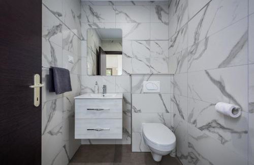 Villa Luna Tinjan, Pool and Wellness - Photo 20