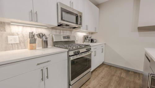 Charming 1 Bedroom Apt Laundry in Unit - Photo 4