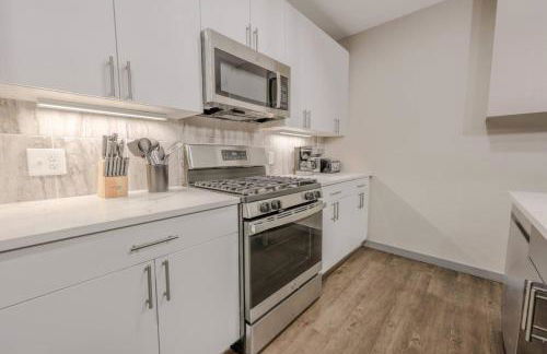 Charming 1 Bedroom Apt Laundry in Unit - Photo 4