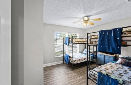 Retreat with Heated Pool in a Serene Community - Foto 32