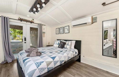 Tiny Home w MIL suite - 3 MI to DT - Foto 57