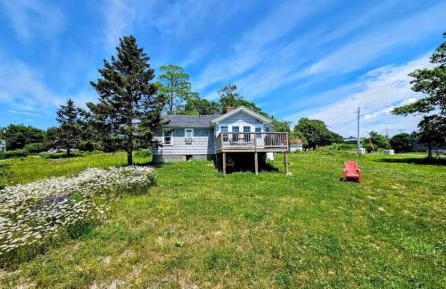 Picturesque Waterfront Cottage with Waterfall Views, Fireplace & Deck, Near Acadia National Park in Gouldsboro, Maine - Foto 8