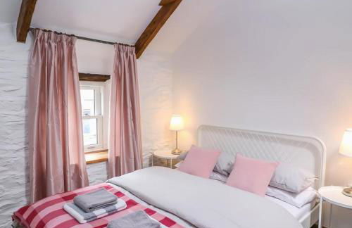 Characterful and quirky cottage in beautiful Pembs - Photo 5