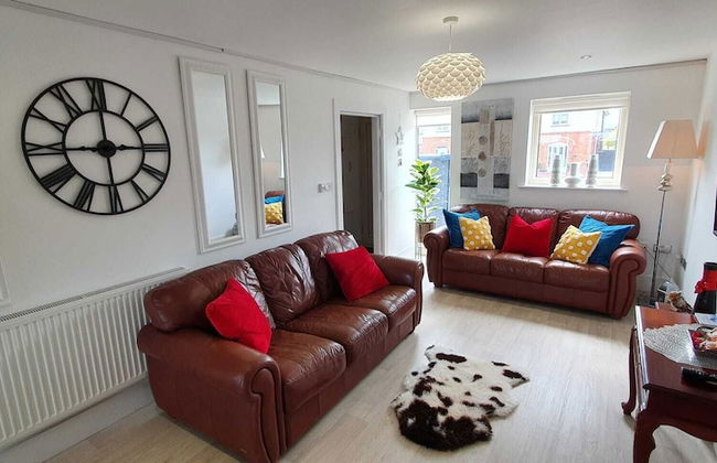 Riverdale House - 4 Bedrooms - Photo 2