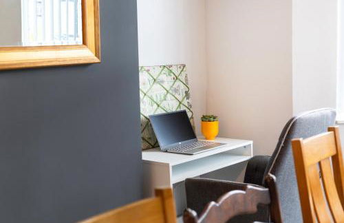 4 Bedrooms Spacious House With 2 Bathrooms Free Parking - sleeps up to 10 guests - Foto 11