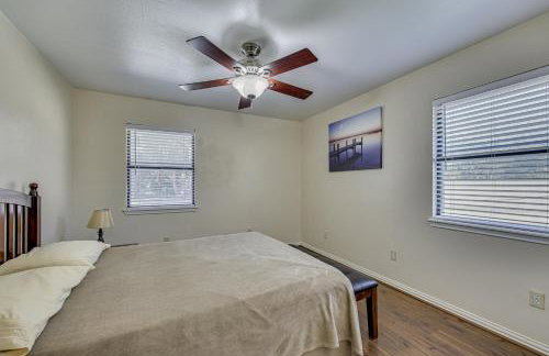 Pool and Game Room Waterfront Harlingen Home - Foto 35