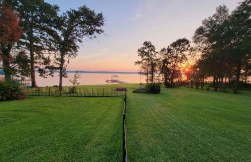 Lakefront House with Boat Dock, BBQ in Peaceful Flint - Foto 12