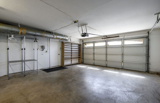 Spacious Family Retreat w Garden Modern Comfort - Photo 22