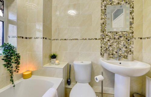 LastMinOffer 10pc Off I A Lovely Executive Home for Families or Contractors I A Lovely Garden and Parking Space I Wifi I Early check-in or Long Term Rates Available I SILVA Short Term Lets 4 out of 5 from over 650 stays - Photo 32