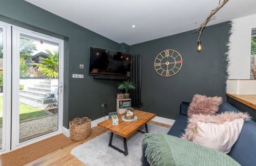 The Lodge - Elegant Comfort in a Peaceful Setting - Photo 5