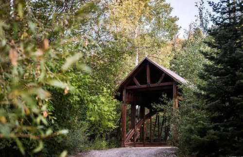 25-Bed, Amenity-Rich Estate in a Private Forest - Foto 5