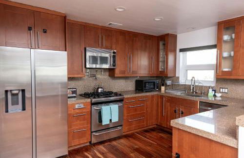 Chic SD Basecamp - Walk to Downtown - Foto 19