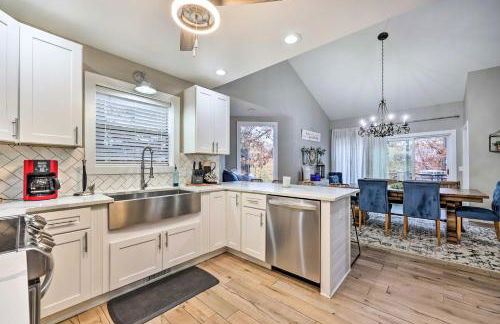 Lakefront Rogers Getaway with Hot Tub and Deck! - Foto 9