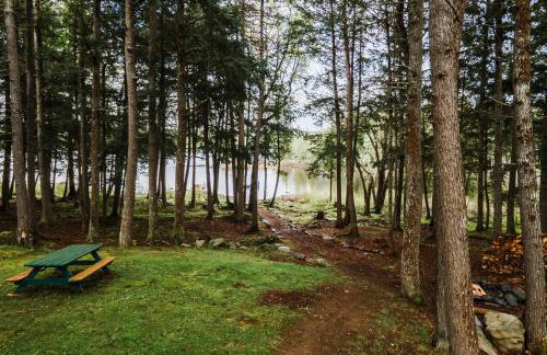 Waterfront Sebec Lake Home with Yard and Fire Pit - Foto 26