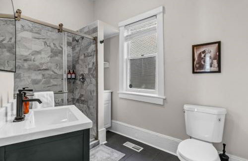 A Timeless Victorian Home with Period Charm! - Foto 17