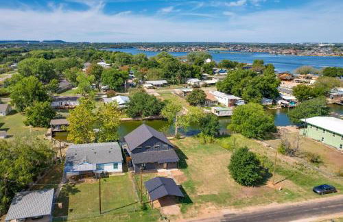 Waterfront Granbury Home with Electric Fireplace! - Foto 41