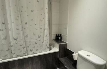 Apt sleeps 5-Netflix-parkg-near City Centre-Etihad-Coop live - Foto 14