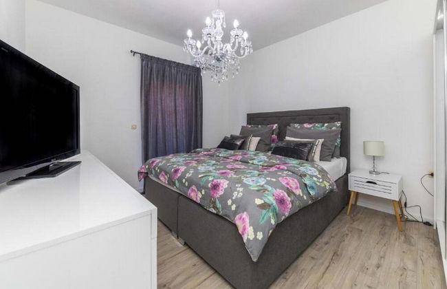 Charming Villa With Outdoor Pool, Bbq, and Sun Deck in Tranquil Kaštela Area - Foto 6