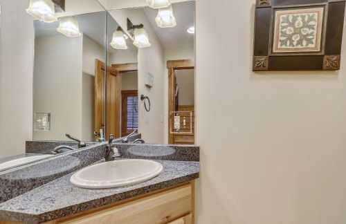 Lakefront home with fire pit and dock Near Wisp Resort - Foto 8