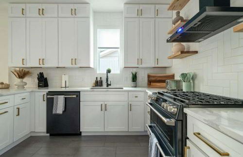 Bach & Bubbly House - 5BR, Pool, Gym & Glam Room - Villa - Foto 11