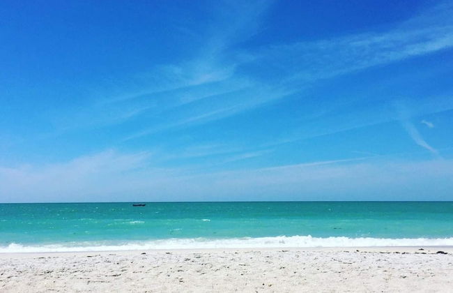 Relaxing 2BR Florida Home Close to Beach - Photo 27