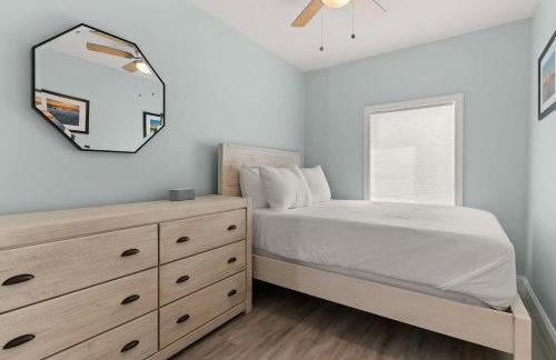 Steps to Beach Fully Renovated Sleeps 6 - Photo 13