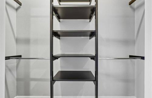 Skyline VIEWS, 5 mins to Downtown, Free Parking - Photo 12