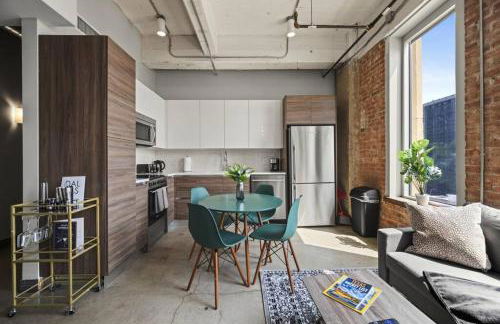 Stunning Downtown Apartment with Pool, Laundry, Parking - Foto 12