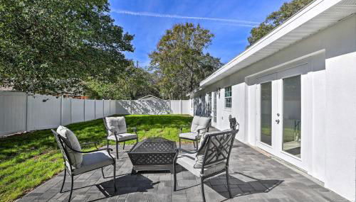 Chic Home with Fire Pit and Patio, Walk to Lake! - Foto 2