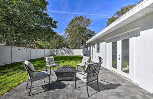 Chic Home with Fire Pit and Patio, Walk to Lake! - Foto 2