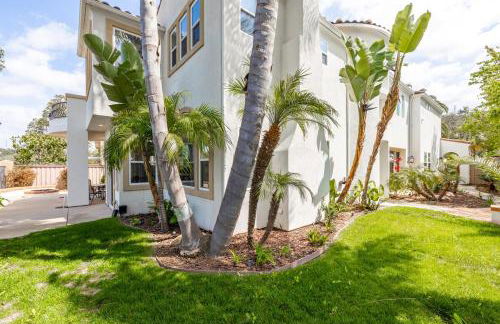 Spacious Luxury home in Gated Community with Resort Pool & Scenic Views - Photo 36